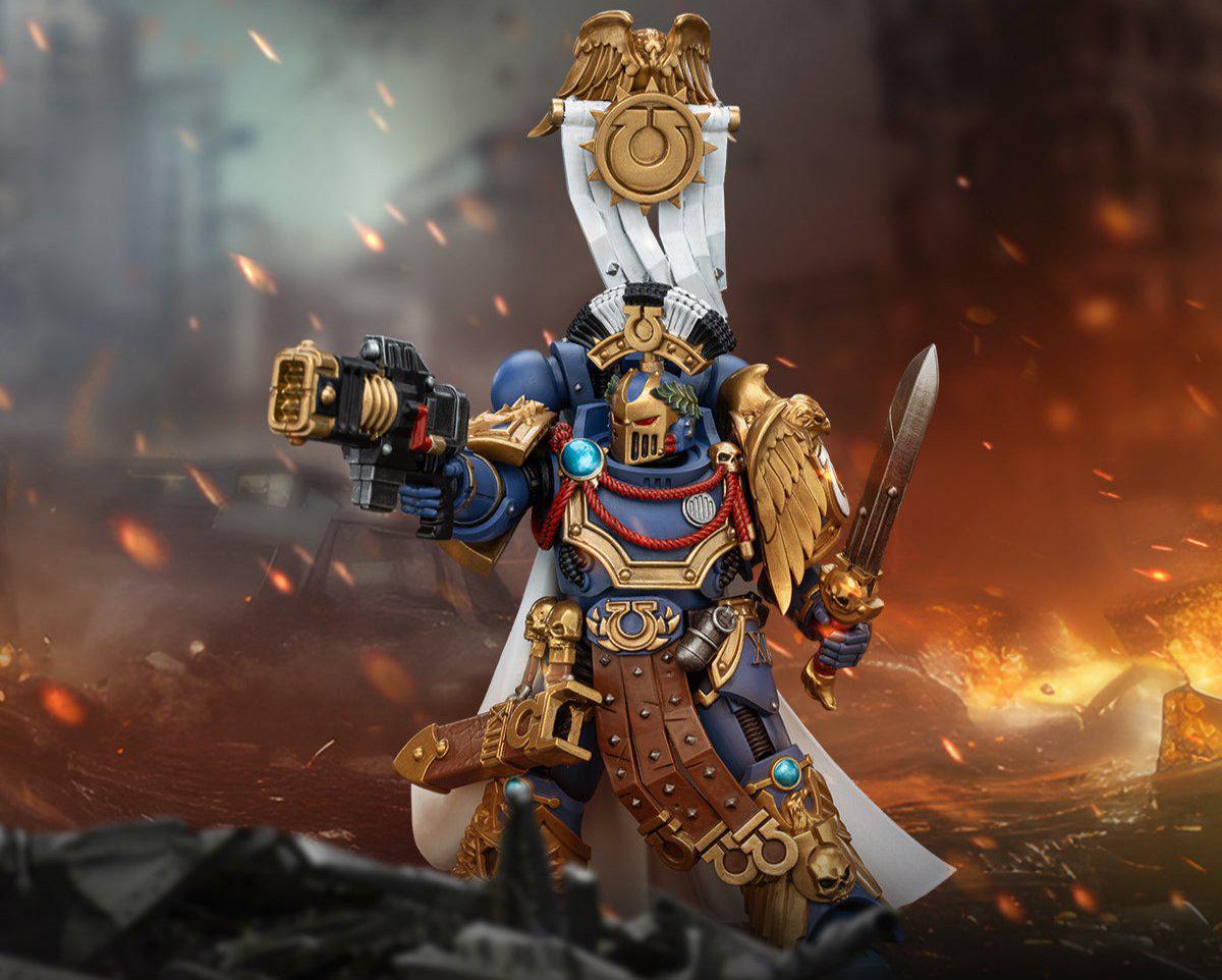 Warhammer 40,000 - Ultramarines Legion Praetor with Power Sword and Volkite Serpenta - Action Figure